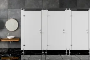 Perché nei bagni pubblici la porta è sollevata da terra?