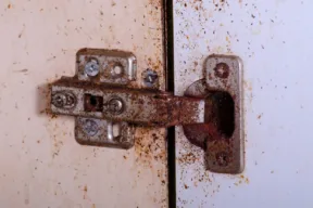 Perché si crea ruggine sulle cerniere dei mobili e come toglierla