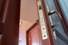 Porta blindata in una casa in affitto: chi paga e cosa si rischia senza il permesso scritto del proprietario