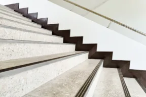 Qual è la normativa che regola l'antiscivolo delle scale in condominio e come si mettono le strisce?