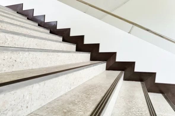 Qual è la normativa che regola l'antiscivolo delle scale in condominio e come si mettono le strisce?